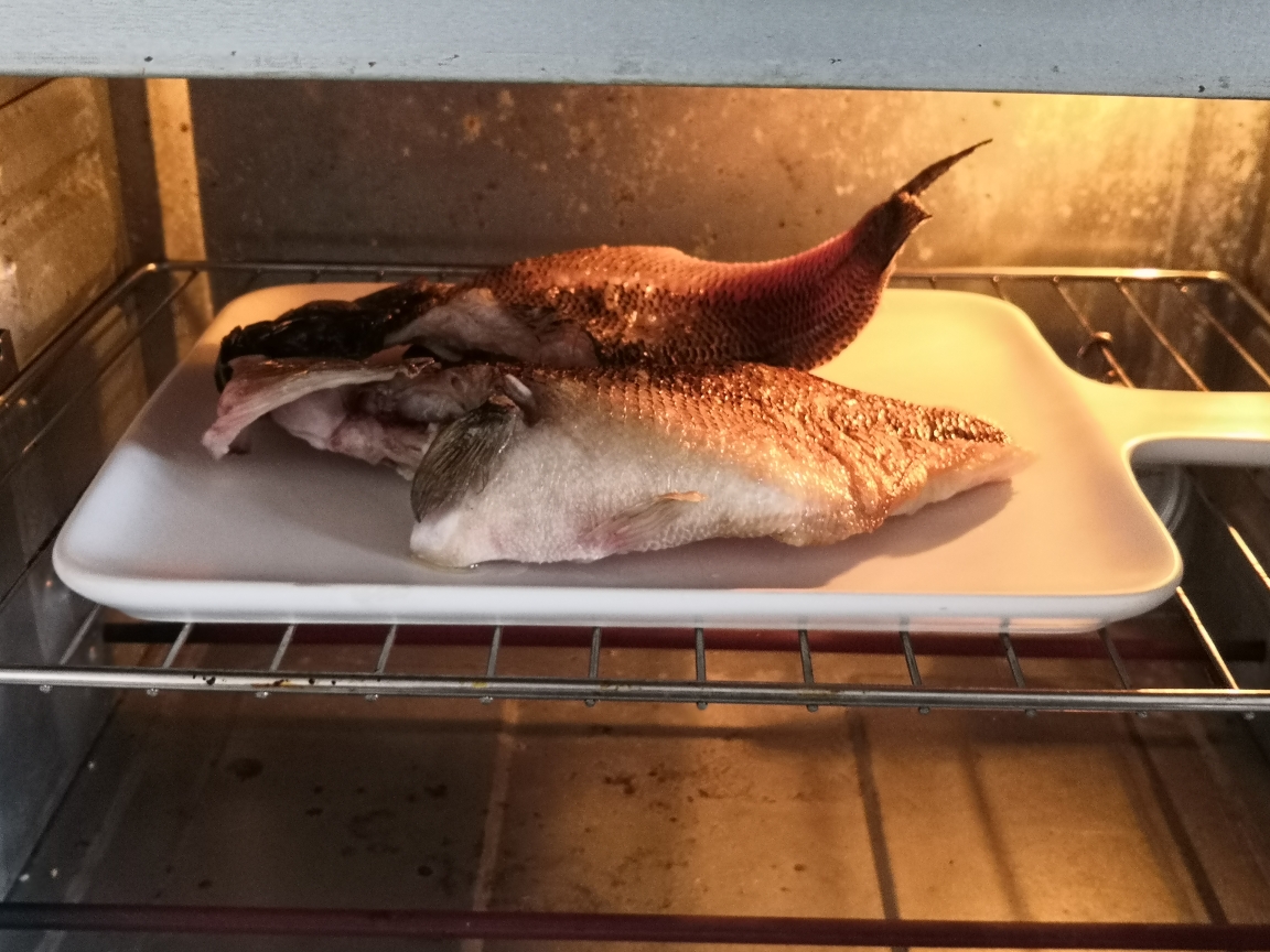 家庭版烤鱼~烤鲈鱼（烤箱版）不输烤鱼店的做法 步骤7