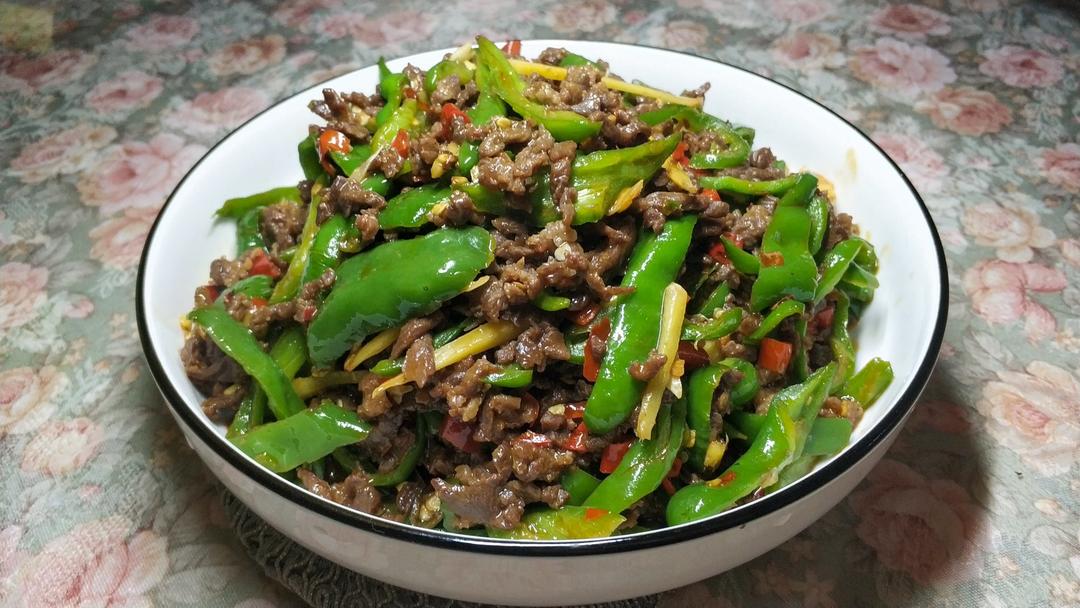 厨师长教你：“青椒牛肉丝”的家常做法，家乡的味道，先收藏了