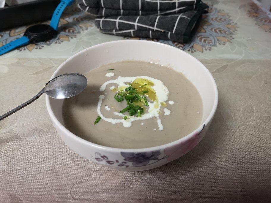 只要半小时，在家做一份堪比餐厅的【奶油蘑菇浓汤】