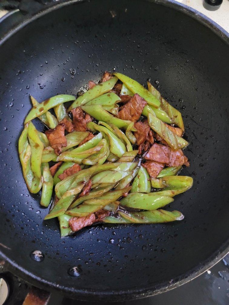 傻咩家的做的青尖椒炒肉