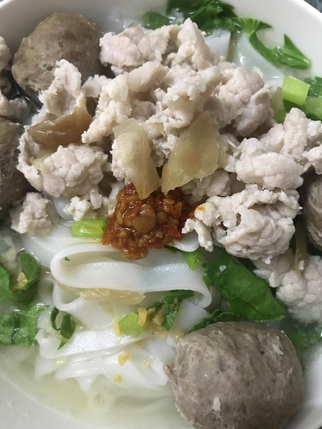鲜甜易操作的潮汕牛肉丸瘦肉粿条汤