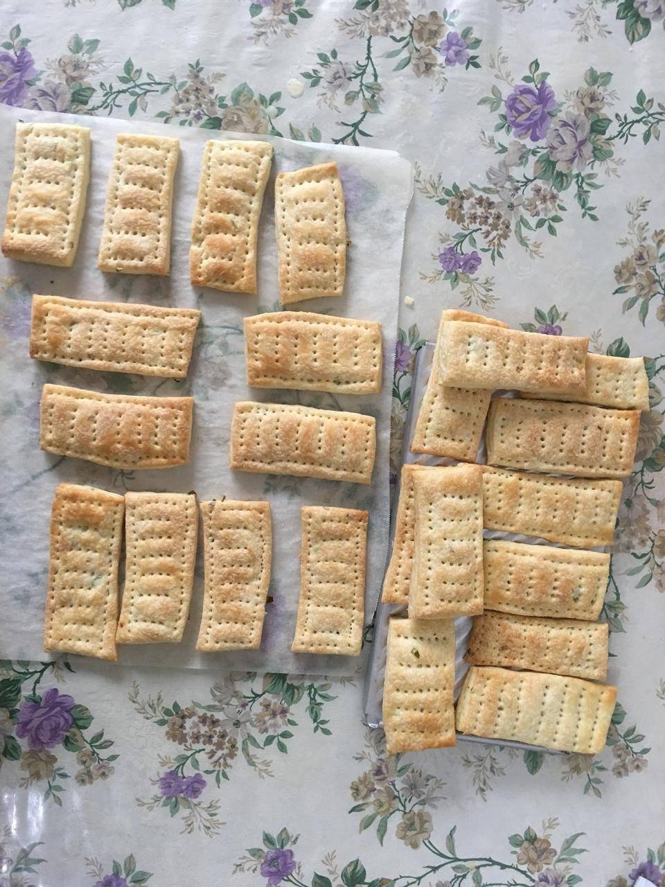 君之---纯天然打造的无比酥松---葱油香酥饼干（葱香苏打饼干）