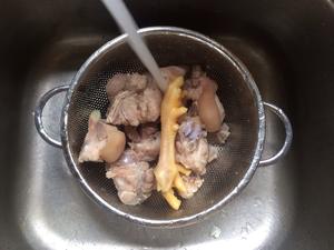 陈皮眉豆猪蹄汤的做法 步骤3
