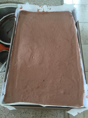 巧克力蛋糕卷生日蛋糕的做法 步骤7