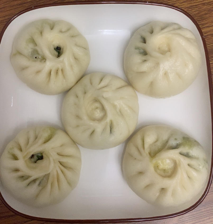 青菜香菇胡萝卜肉丁包子馅，青菜嘎嘣脆，秋冬来上一笼热腾腾的包子