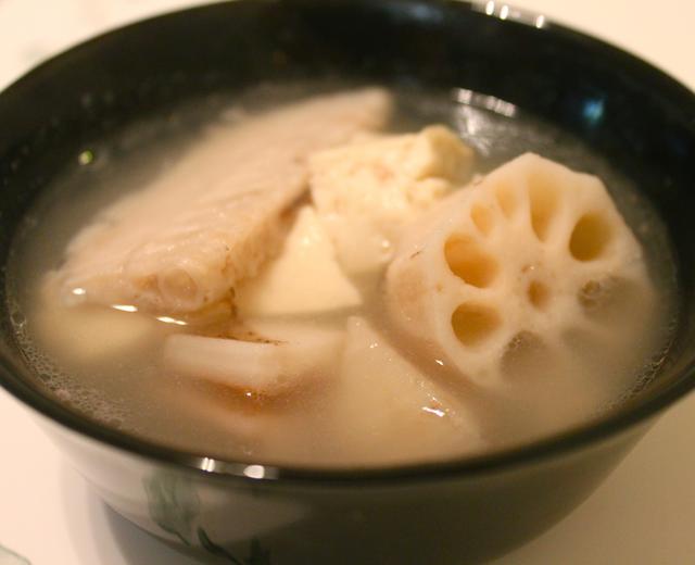 三文鱼排豆腐莲藕汤的做法