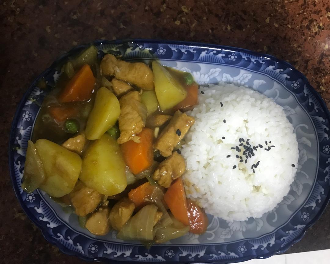 极简风的咖喱鸡肉饭