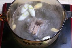 黑豆海带牛尾汤的做法 步骤4