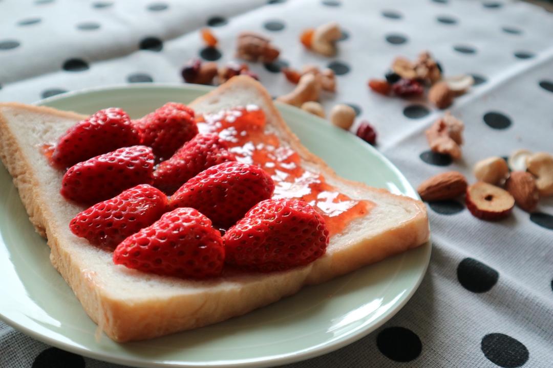 草莓酸奶烤吐司
