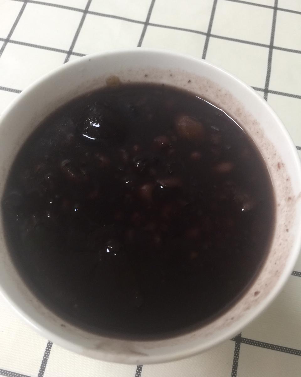 红枣红豆薏仁牛奶粥