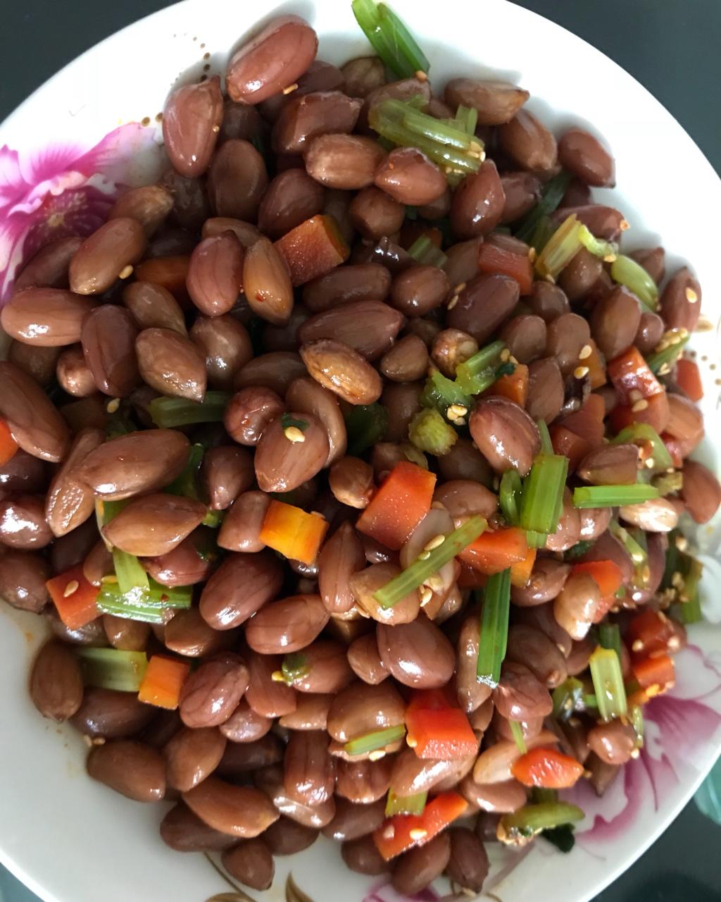 凉拌芹菜花生米胡萝卜