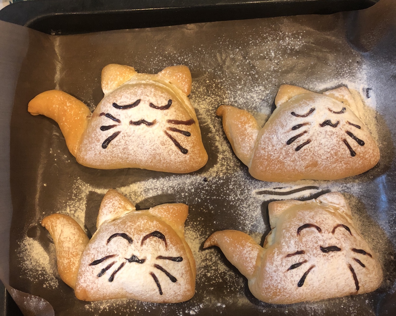 卡通猫咪豆沙面包的做法