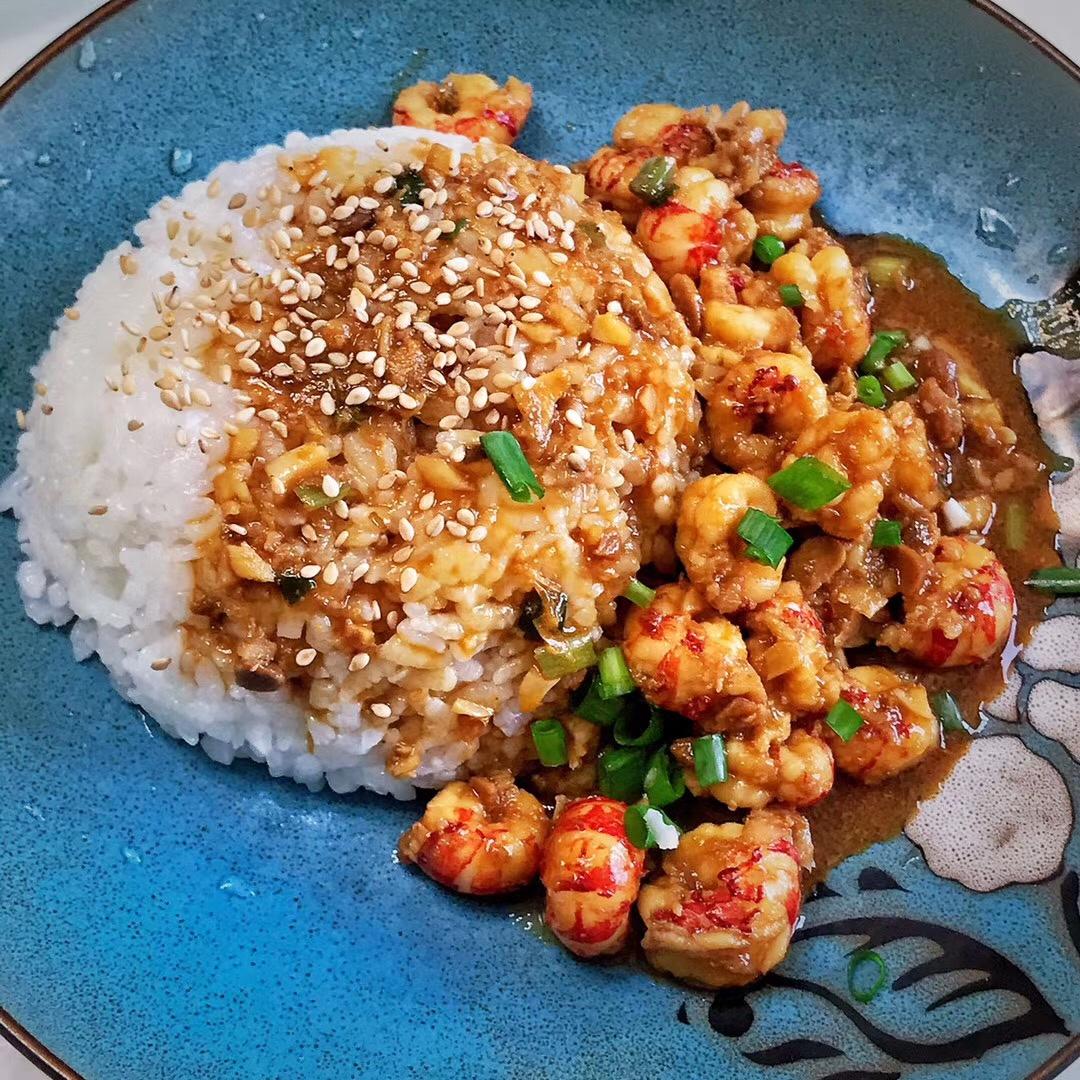 小龙虾盖饭，又名真爱盖饭