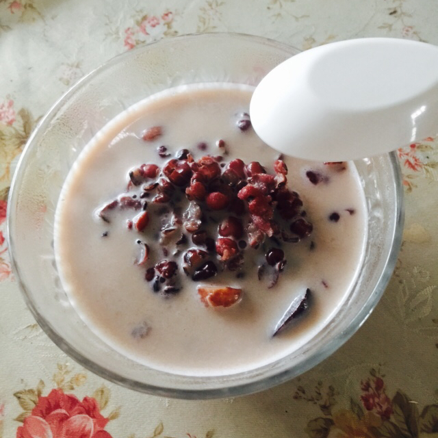 红枣红豆薏仁牛奶粥