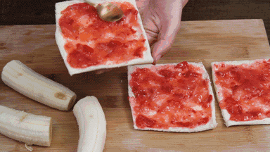 草莓香蕉吐司卷，一份幸福的早餐的做法 步骤3