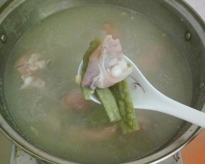 凉瓜黄豆煲猪脚汤的做法