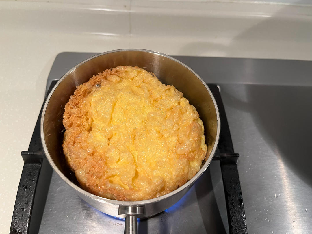 这种新方法真是太棒了，原来用一小勺子油就可以做炸蛋