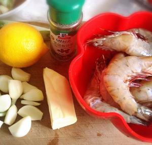 蒜香黄油煎虎虾的做法 步骤1