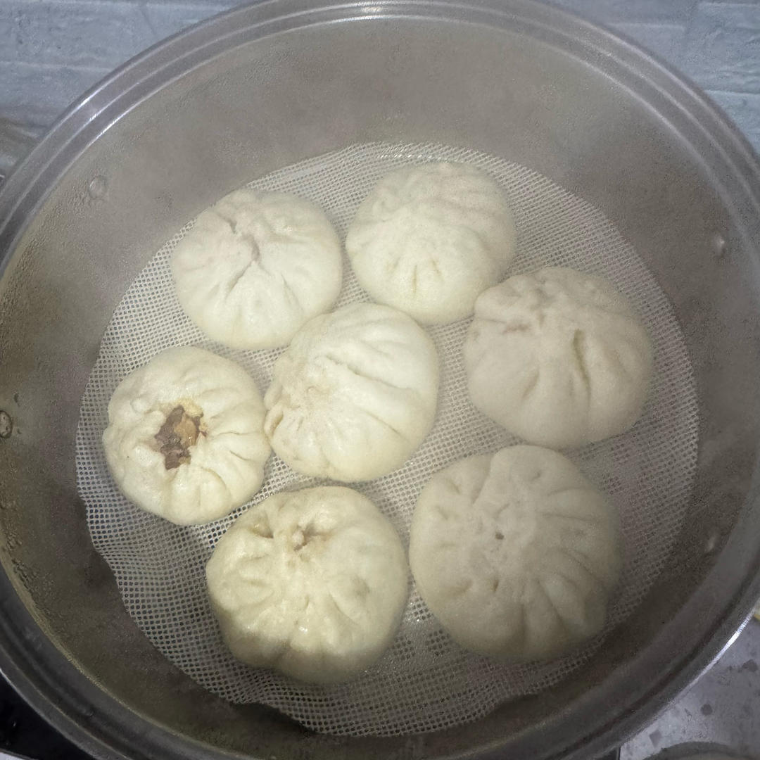 松软多汁的肉包子