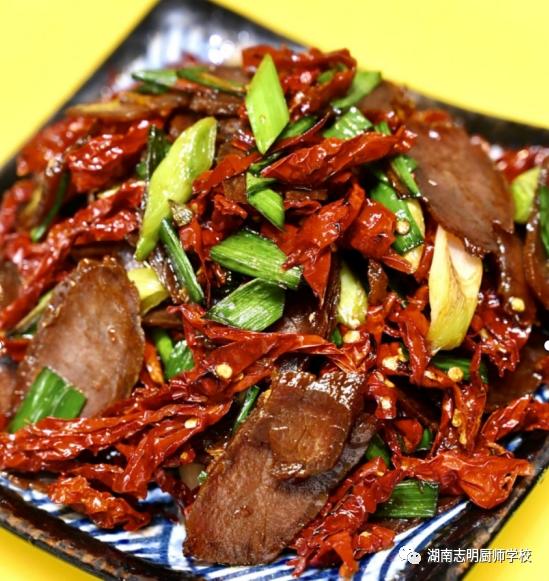 青蒜干椒腊牛肉的做法