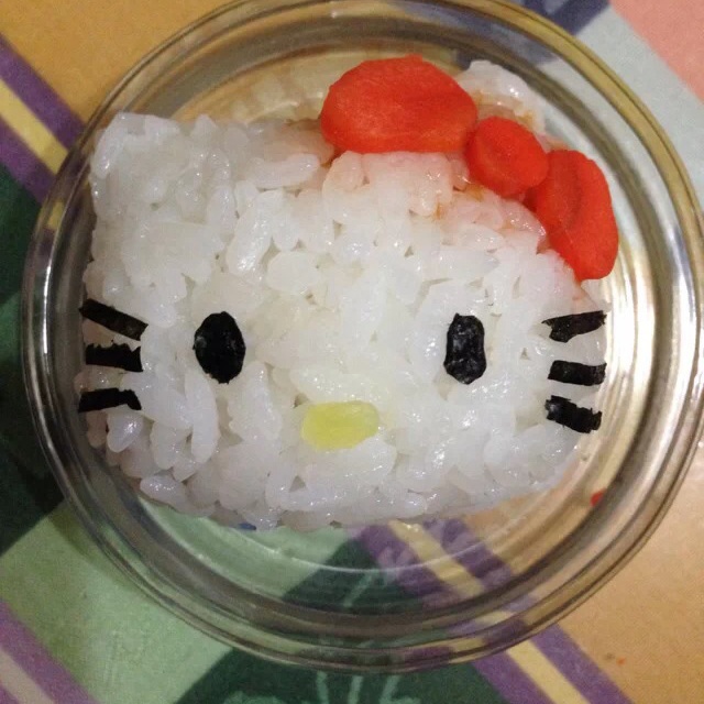 雨天下的向日葵做的hello kitty便当