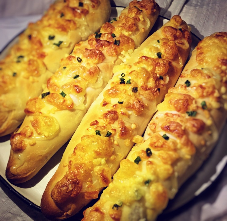 呦呦进入美食界做的香葱芝士面包条