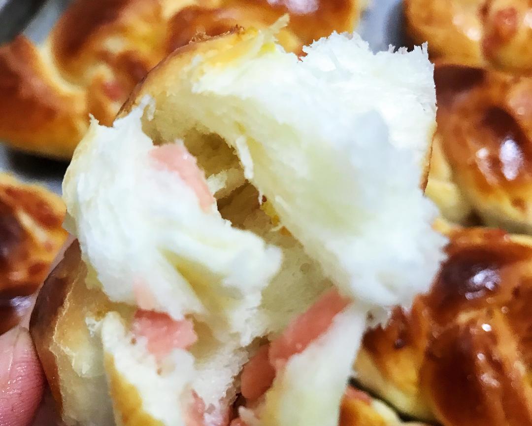 OMG！超好吃的香肠沙拉面包