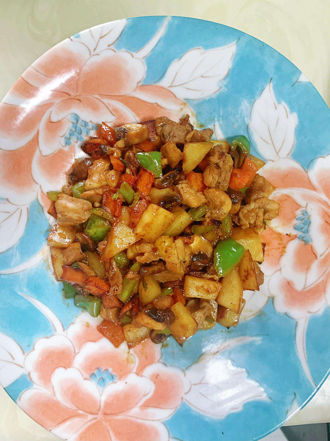 土豆和鸡腿的美味组合😋三丁炒鸡腿肉吃起来
