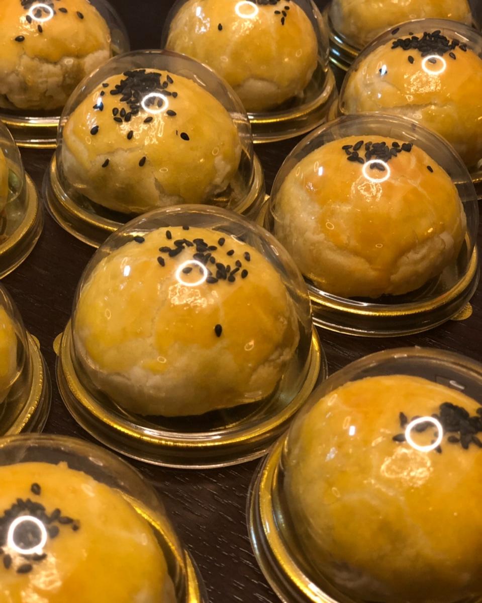 蛋黄酥 Danhuangsu