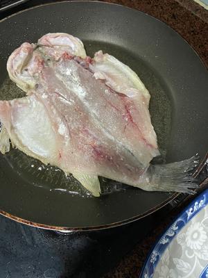 香煎鲈鱼，皮不烂还脆脆滴的做法 步骤5