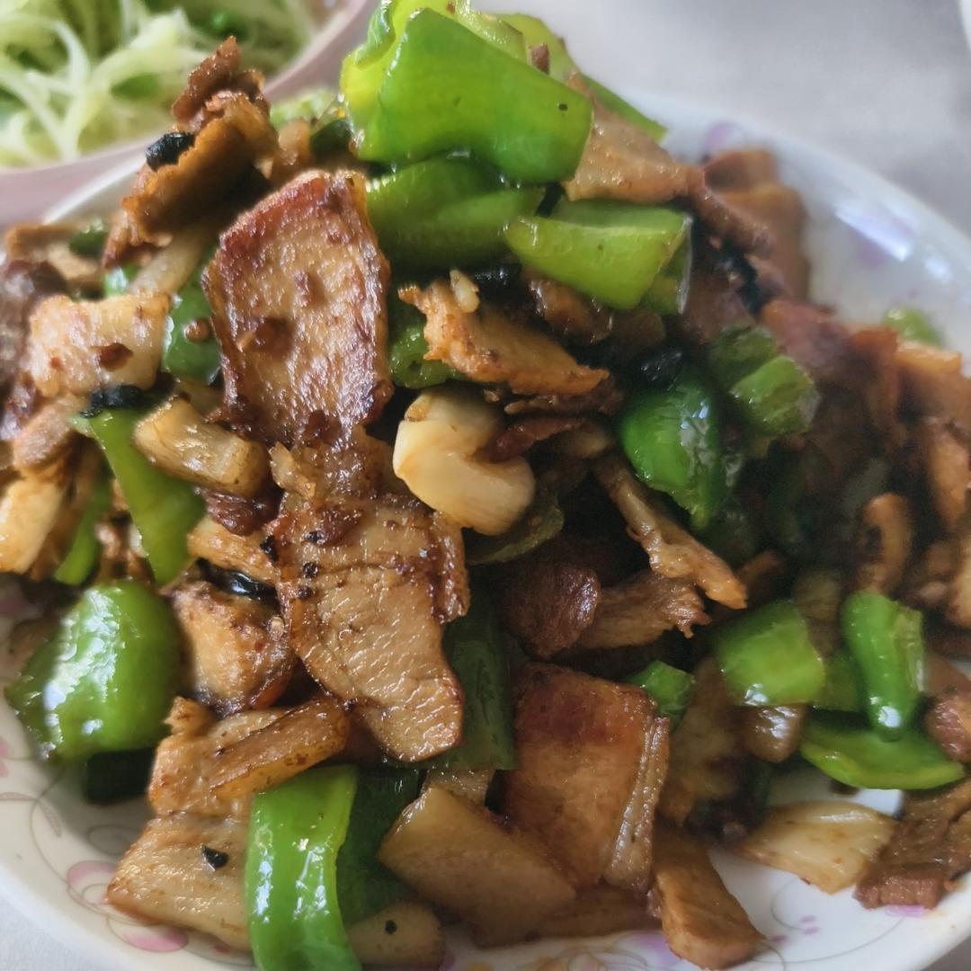 五花肉炒青椒