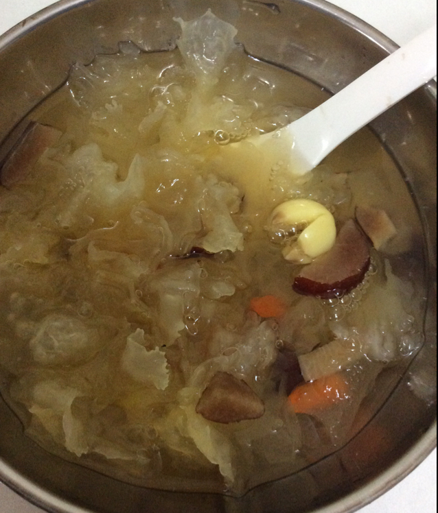 红枣莲子银耳羹