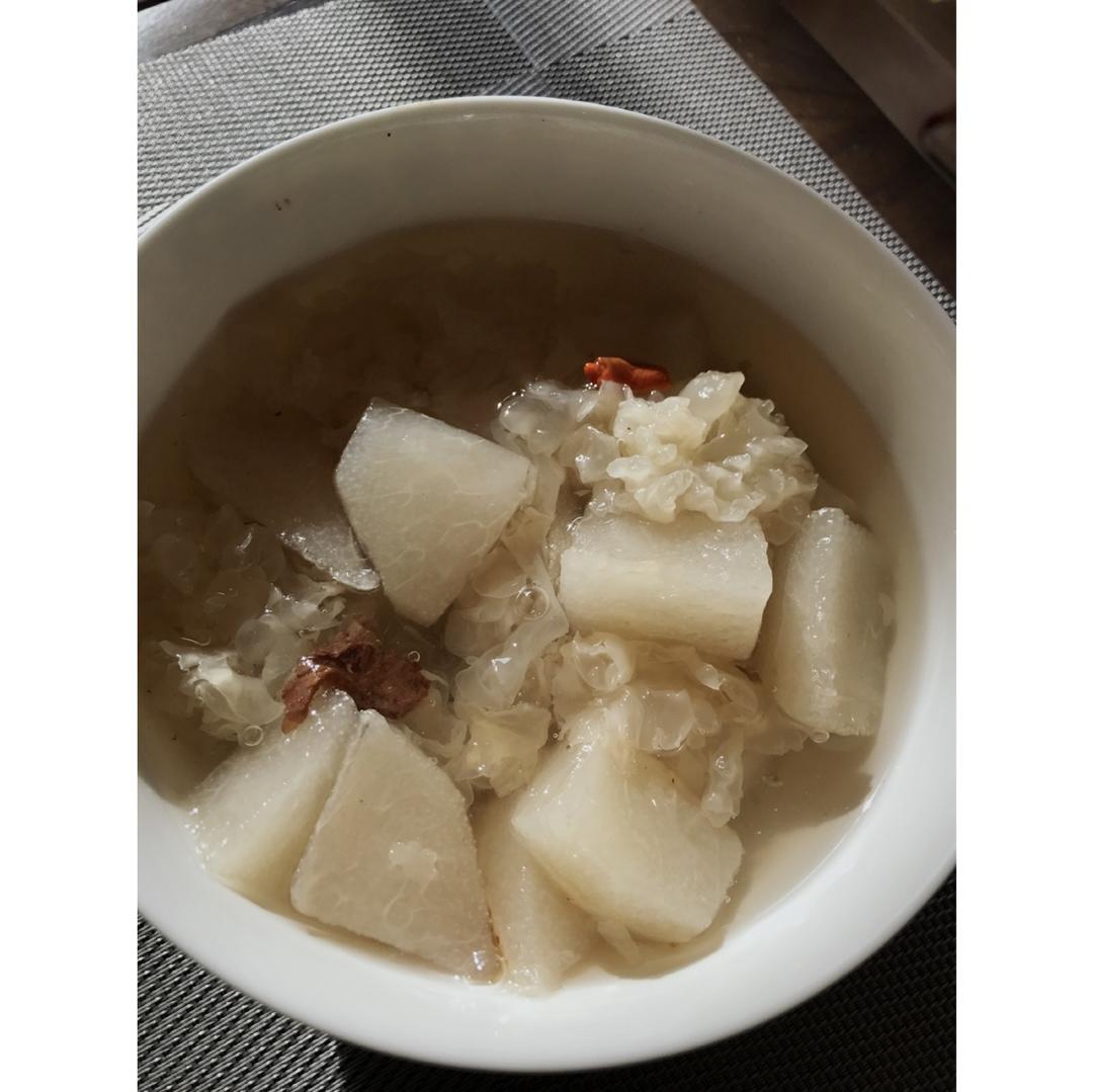 冰糖百合银耳雪梨汤