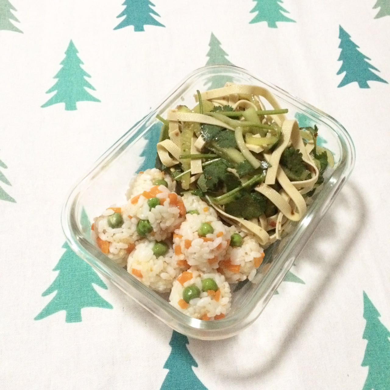 营养的胡萝卜肉松饭团子