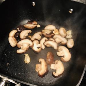 蚝油香菇炒油菜的做法 步骤1