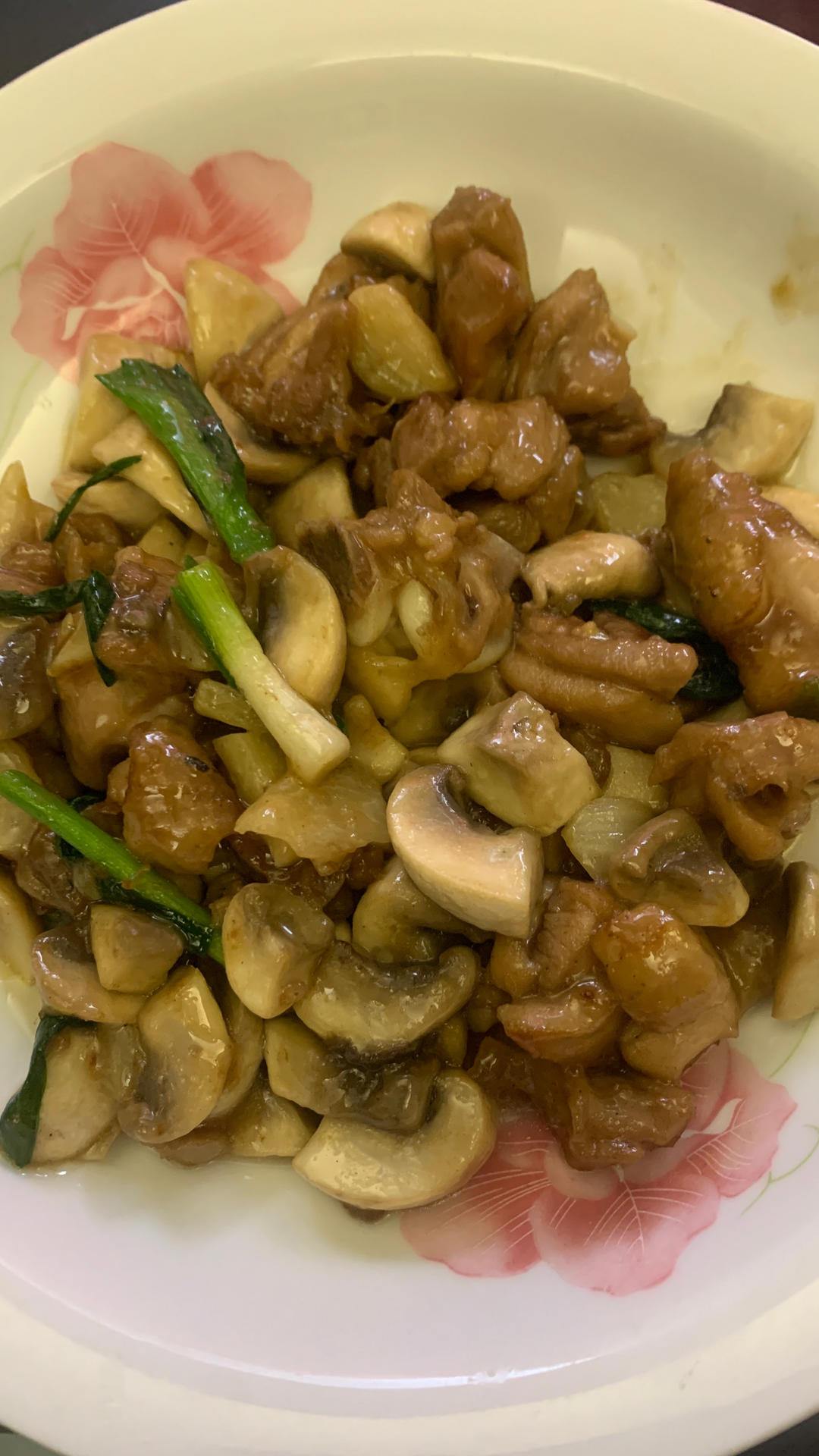 鸡腿肉炒白菇