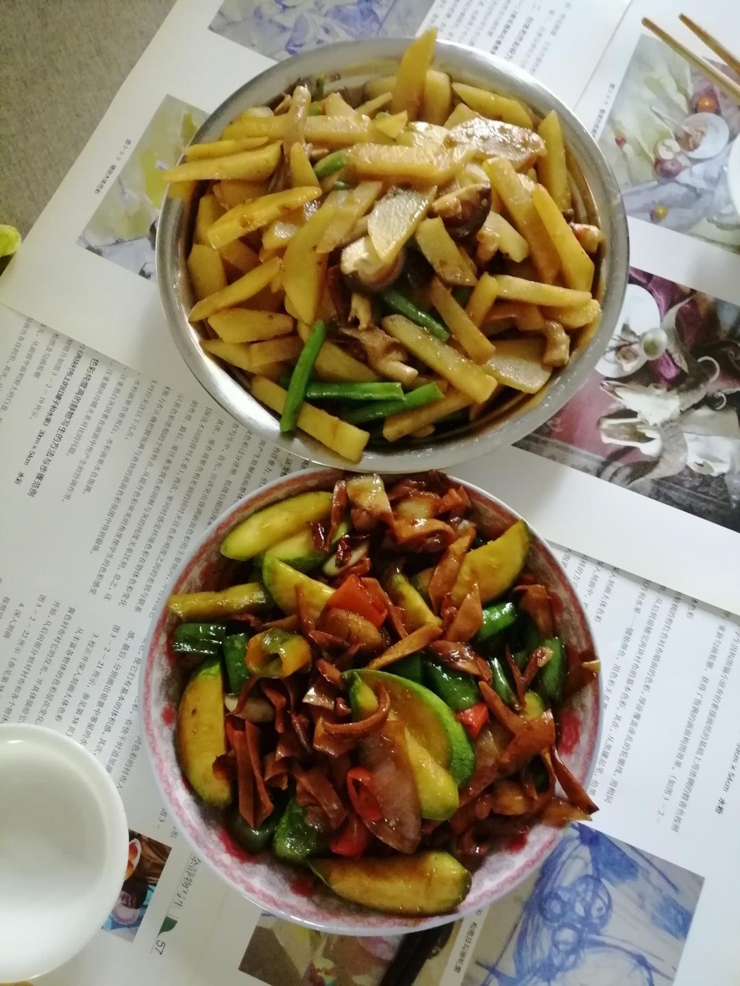 干鱿鱼炒云南小瓜，豆角炒土豆的做法