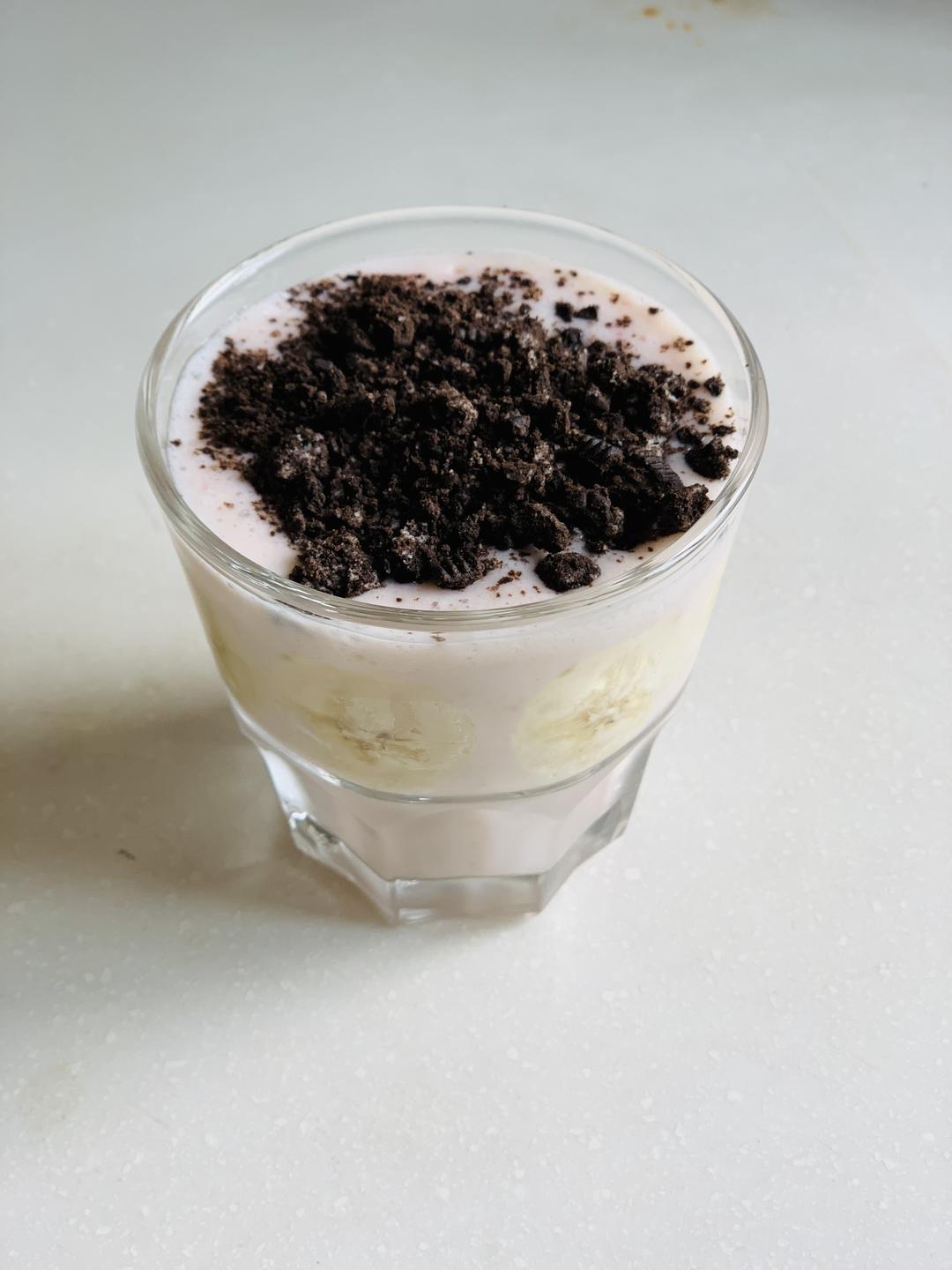 草莓奥利奥香蕉奶昔