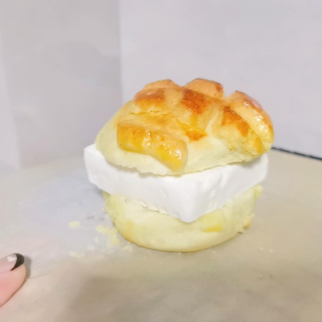 好吃到炸裂的港式菠萝包（附带制作酥皮的小视频）