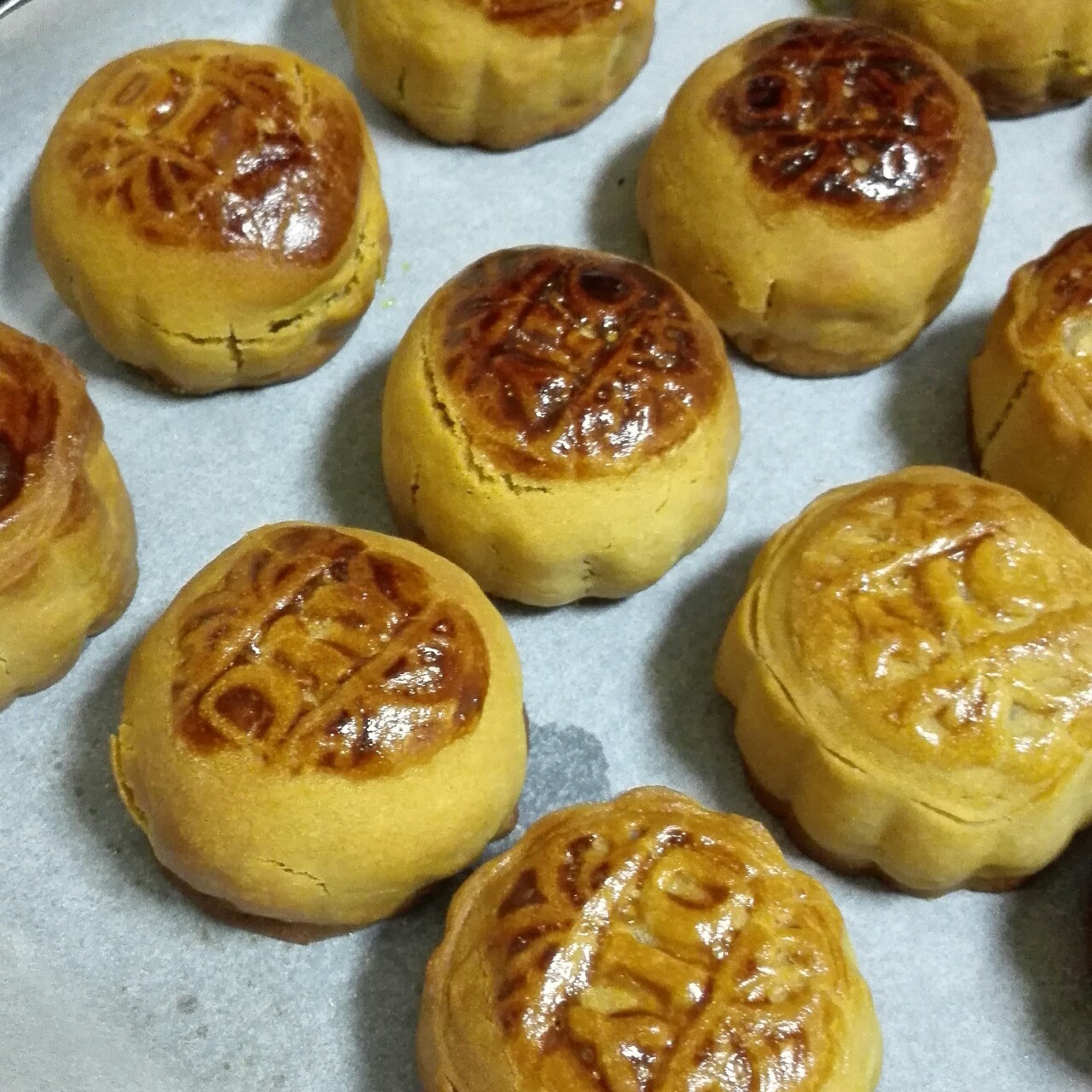 一口广月之小小蛋黄莲蓉月饼