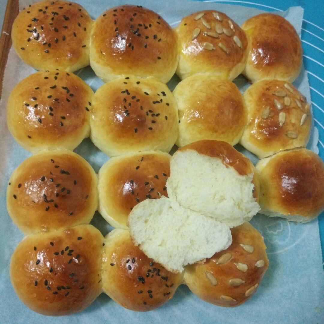大人小孩都爱不释口的【蜂蜜牛奶小餐包】