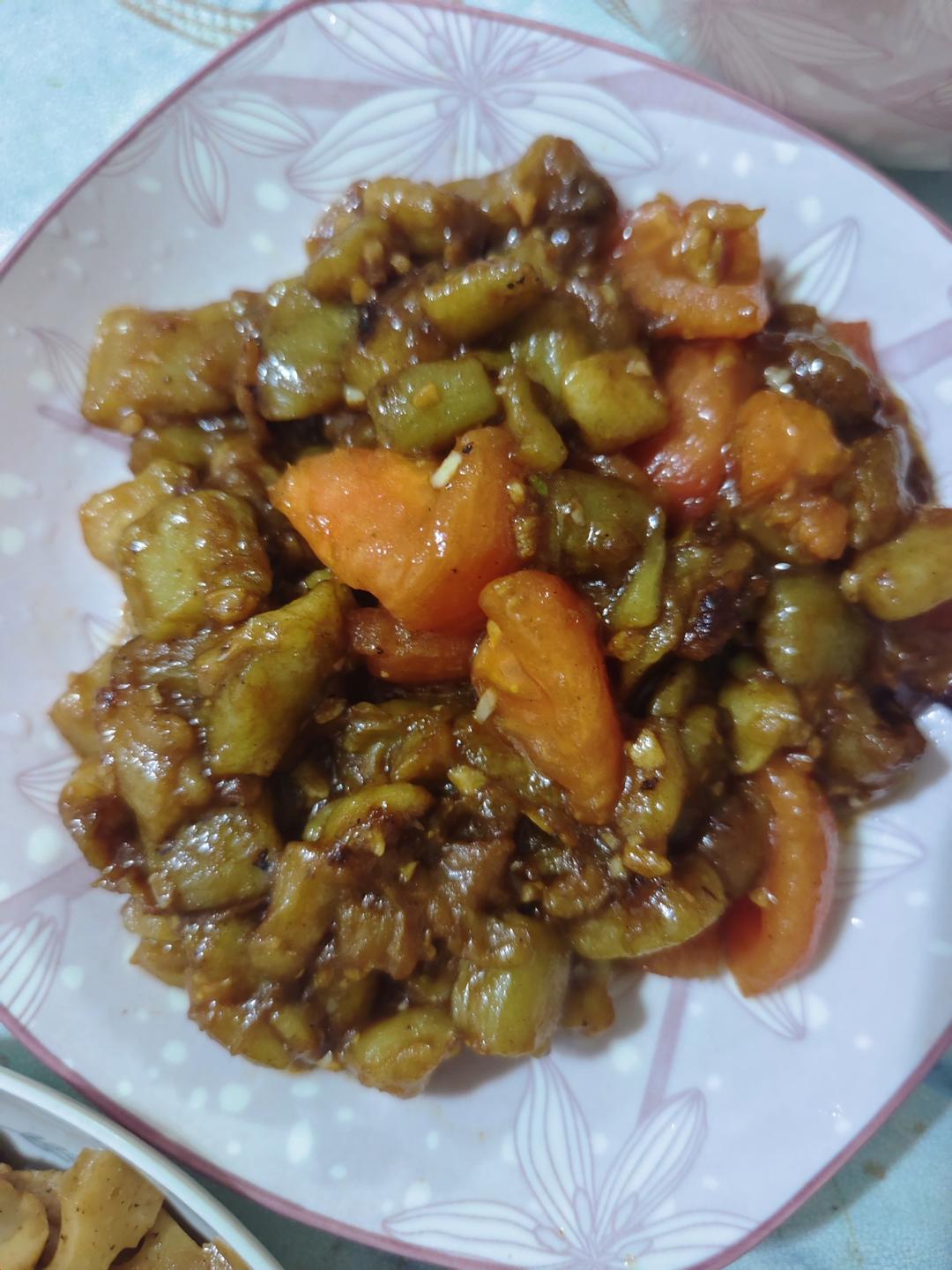 红烧茄子（佐西红柿尖椒）