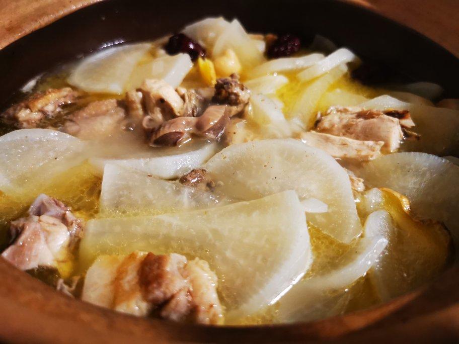 白萝卜片鸡肉汤