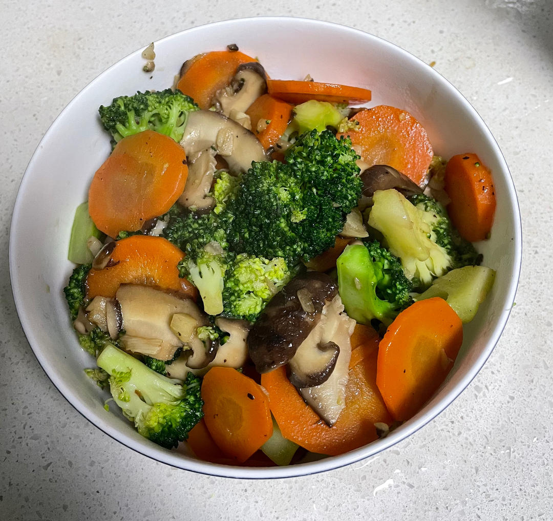 全素也可以超好味的炒杂蔬(西兰花香菇胡萝卜)