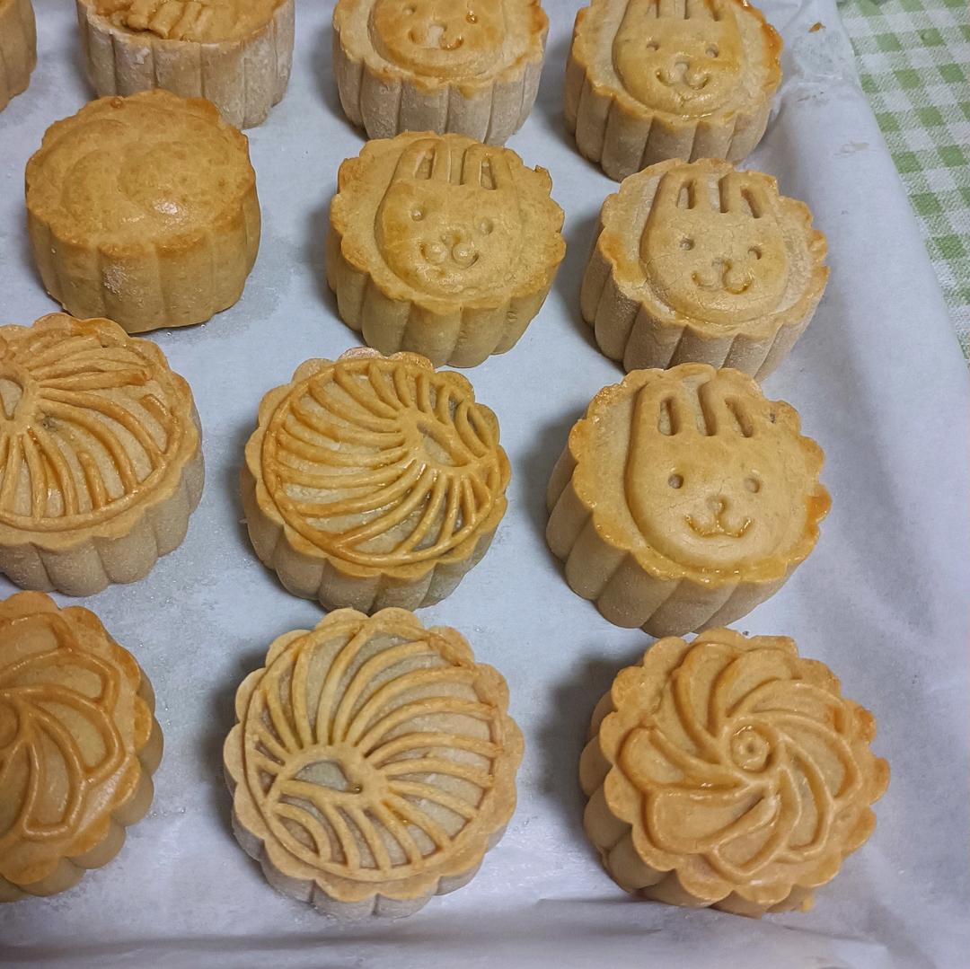 广式豆沙蛋黄月饼（步骤超详细，新手适用）