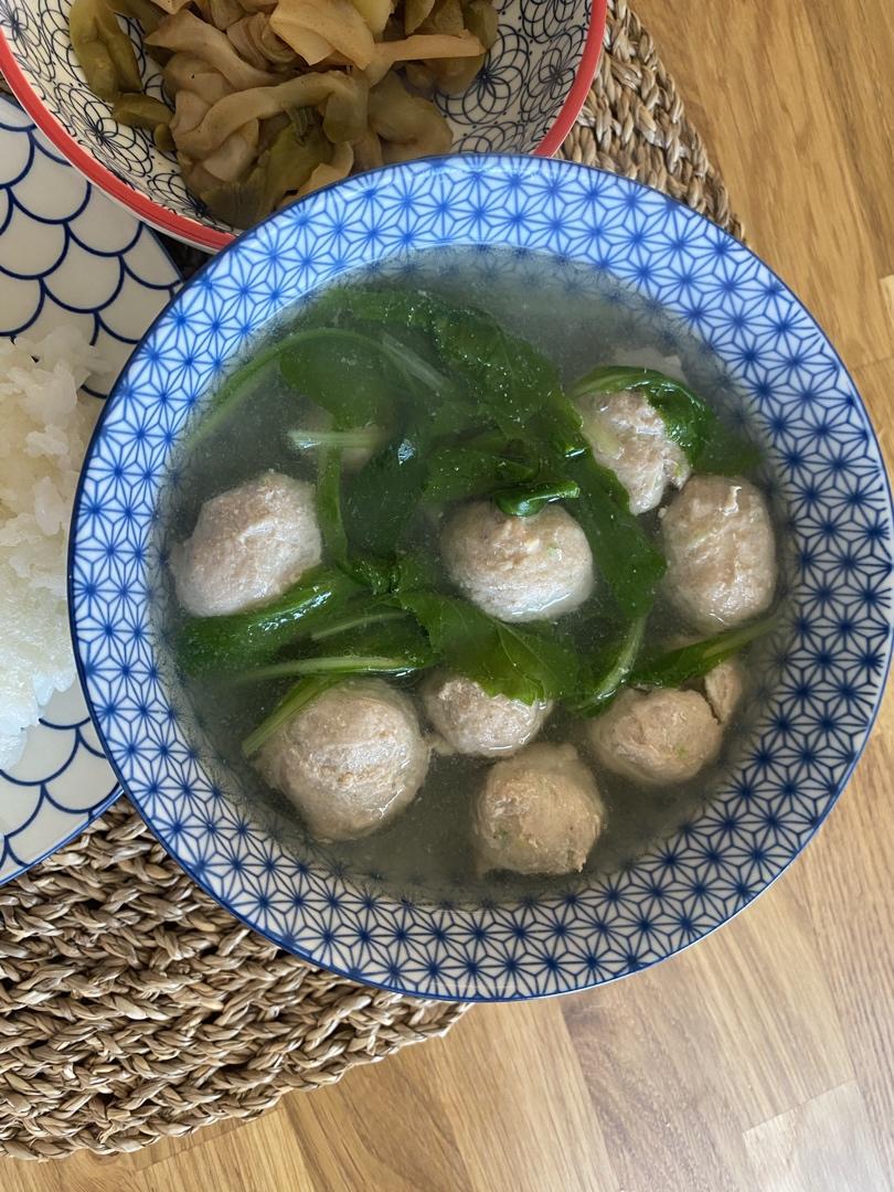 小白菜汆丸子汤，鲜嫩爽口又低脂
