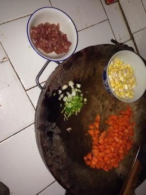 玉米牛肉胡萝卜丁的做法 步骤1