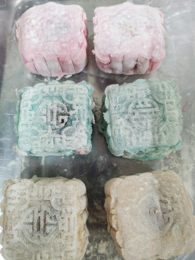 绿豆沙蛋黄冰皮月饼