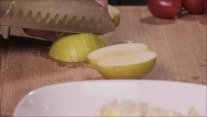 烤鸡蔬菜沙拉|爸爸厨房 VOL.026--鸡胸脯肉、苹果、小番茄、生菜、玉米、柠檬、橄榄油的做法 步骤6