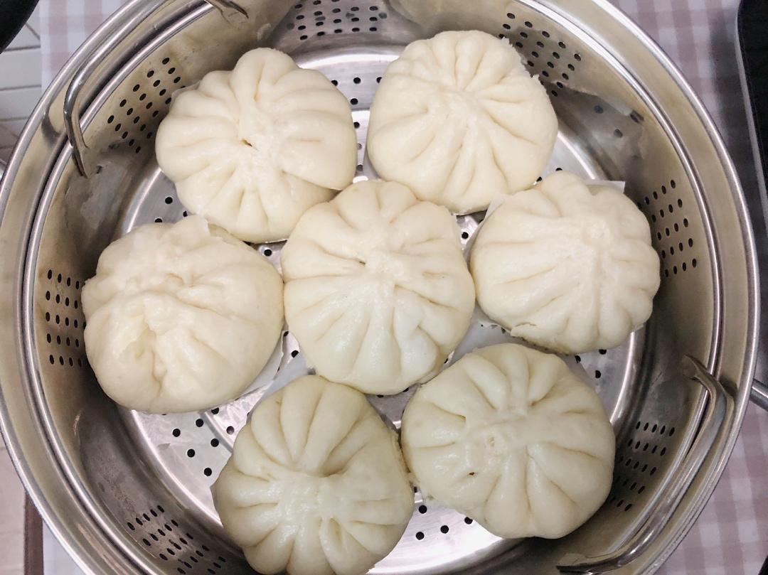 松软多汁的肉包子